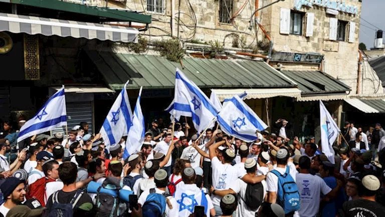"القدس وغزة بأيدينا".. انطلاق مسيرة الأعلام الإسرائيلية بمشاركة بن غفير (فيديو)