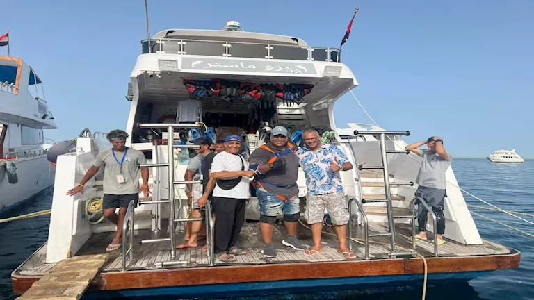 على متنه 50 سائحًا.. كابونجا يسحب يختًا سياحيًا بأسنانه يزن 350ًا في الغردقة (صور)