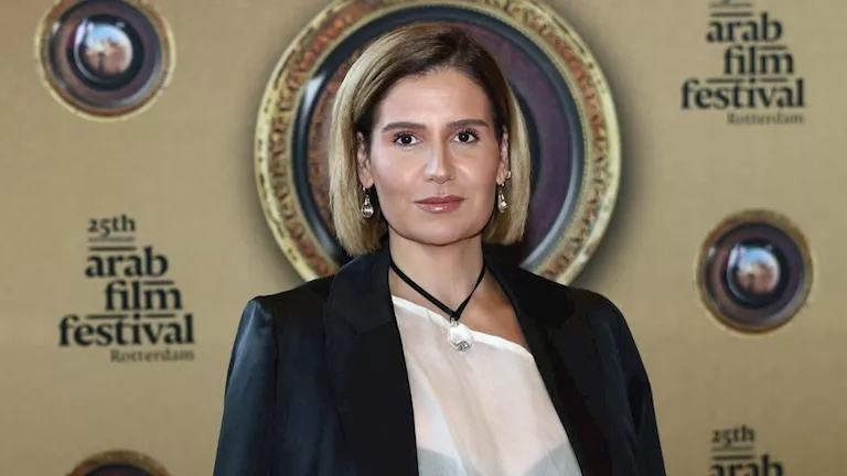 هنا شيحة تتألق بإطلالة كلاسيكية في أحدث ظهور لها
