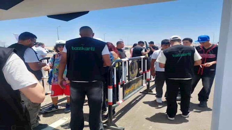 "تسارع الأساطير".. توافد السائحين لمشاهدة سباق السيارات الرياضية فائقة السرعة بشرم الشيخ