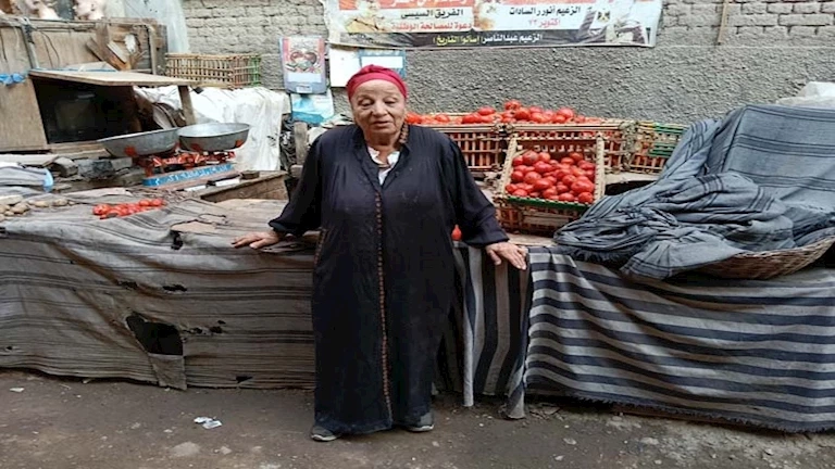 أحفادها أطباء ومهندسين ووكلاء نيابة.. "نور الصباح" حكاية أم حققت حلمها الضائع في عيون أبنائها -صور