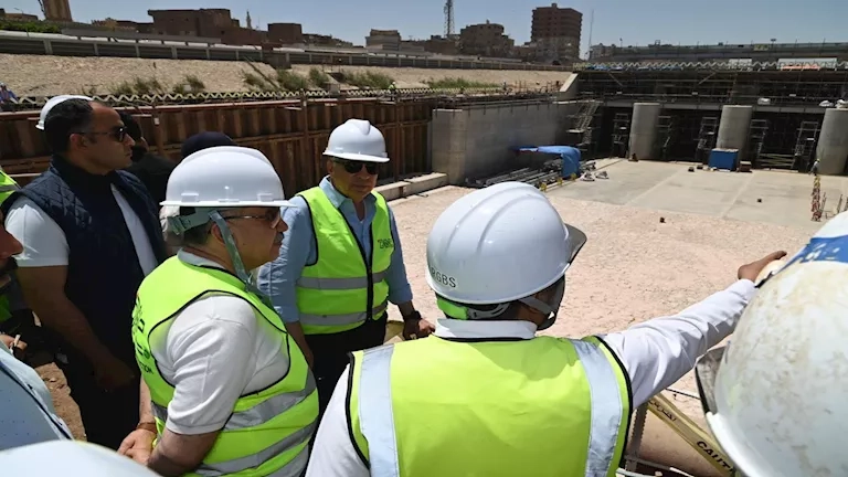 وزير الري يتفقد مشروعات مائية بأسيوط ويتابع تنفيذ قناطر ديروط الجديدة