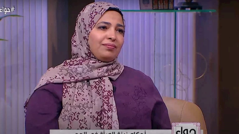 ما حكم ارتداء المرأة ملابس باهظة الثمن لالتقاط بعض الصور بالكعبة المشرفة؟؟.. أمينة الفتوى تجيب