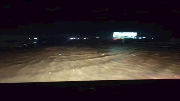 بعد تراجع مياه السيل.. فتح طريق "السخنة - الزعفرانة" أمام الحركة المرورية