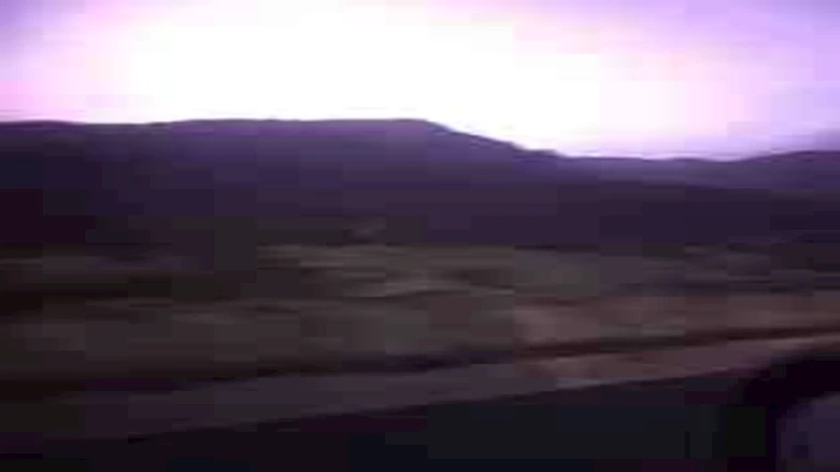 ومضات زرقاء.. البرق يضيء العين السخنة في ليلة السيل- صور