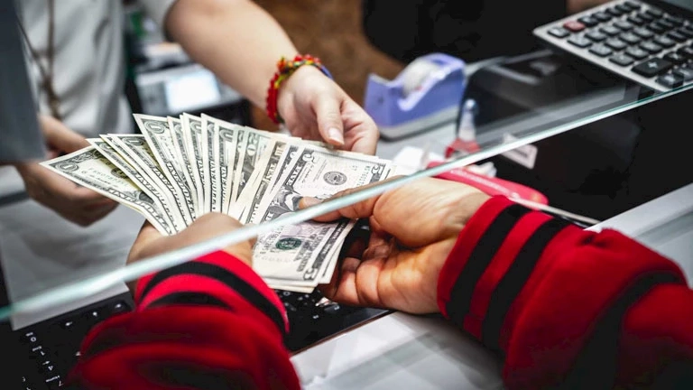 سعر الدولار يتراجع مقابل الجنيه في 10 بنوك بنهاية تعاملات اليوم الاثنين 19-5-2025