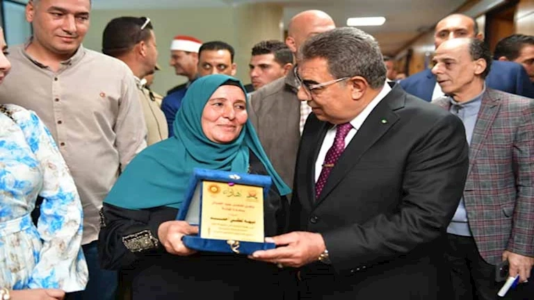 محافظ الدقهلية يكرم 50 عاملًا فى احتفالية عيد العمال -صور