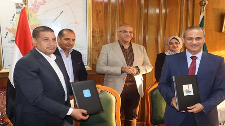 القليوبية ودار المعارف توقعان بروتوكولًا لإقامة معرض دائم لإصدارات المؤسسة ببنها -صور