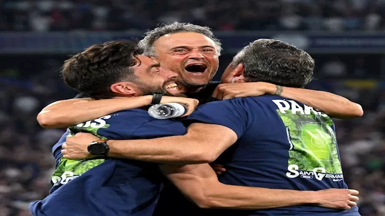 بعد مشهد إبنته.. لماذا بكي مساعد إنريكي في احتفالات باريس بدوري أبطال أوروبا؟