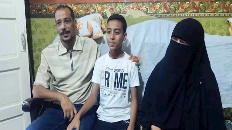 تفوق في الأزهر وحُرم من الأهلي.. ياسين يحقق وعده لوالدته ويتصدر أوائل الابتدائية بالسويس