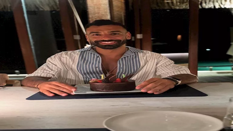 محمد صلاح يحتفل بعيد ميلاده الـ33 بـ "تورتة صغيرة"