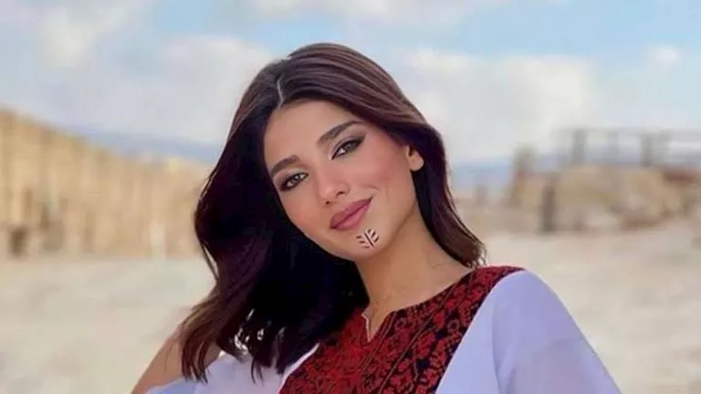 غير مناسبة.. ناقد موضة يعلق على إطلالة نارين بيوتي في حفل زفاف شقيقتها
