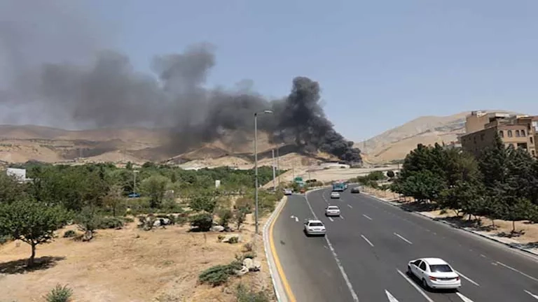 تصاعد الدخان فوق مستودع نفط في طهران جراء هجوم إسرائيلي (صور)