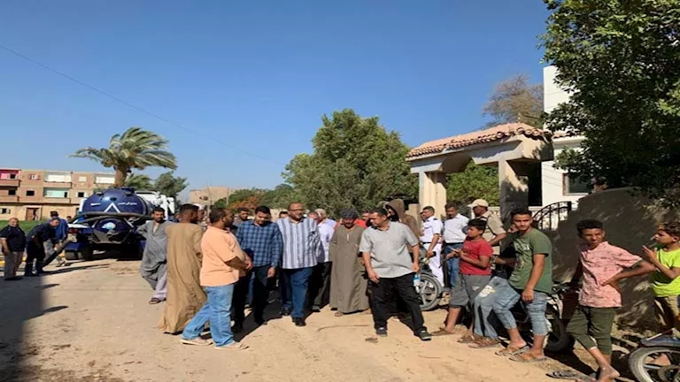 مياه سوهاج تدفع بـ21 معدة لاحتواء تسرب الصرف بنجع الدير (صور)