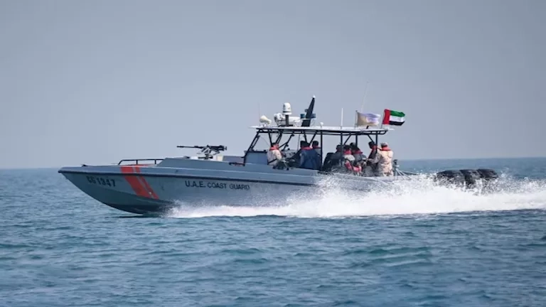الحرس الوطني الإماراتي يُخلي 24 شخصًا إثر تصادم سفينتين بخليج عمان