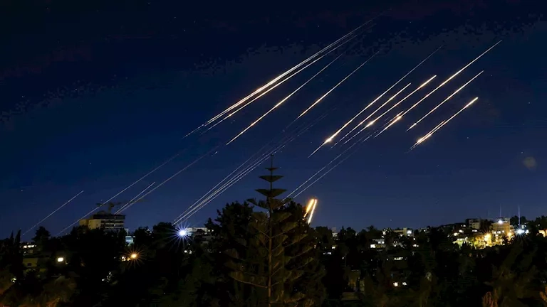 فيديو يوثق لحظة سقوط صاروخ إيراني في حيفا