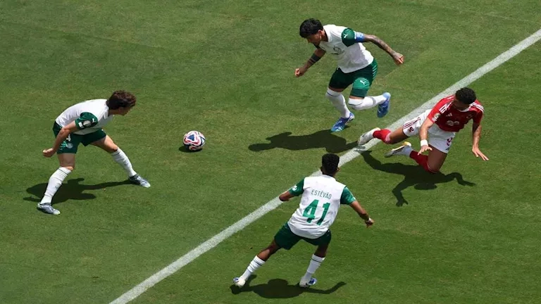 "داخل مدرجات ميتلايف".. باسم يوسف يتابع مباراة الأهلي وبالميراس في كأس العالم للأندية (فيديو)