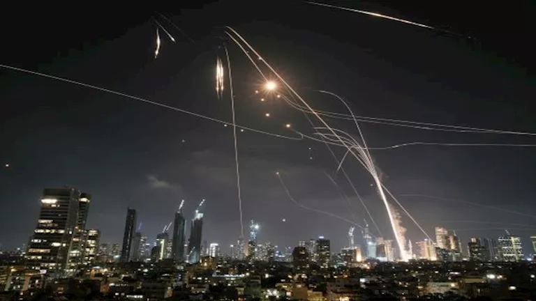 إعلام عبري: أحد الصواريخ الإيرانية في الضربة الأخيرة يحتوي على 26 صاروخا صغيرا