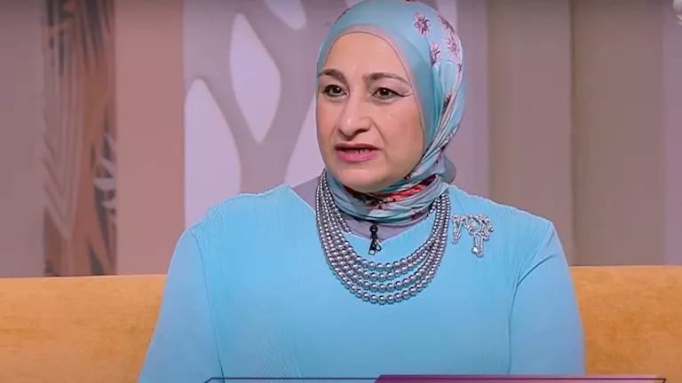 استشاري طب نفسي تحذر من مخاطر إدمان الإنترنت والموبايل بين الأطفال والمراهقين