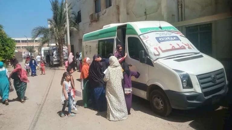 فحص 1347 مواطنا في قافلة طبية مجانية ببني سويف