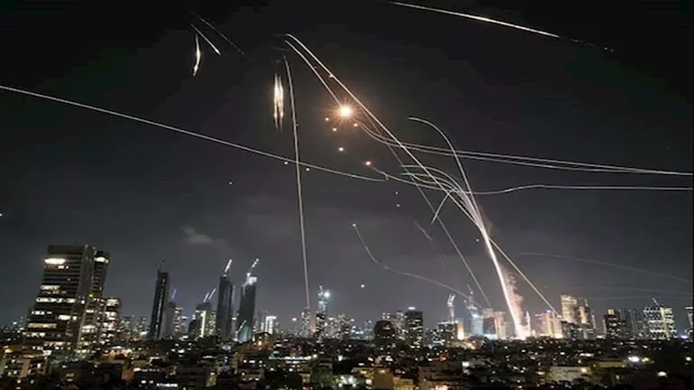 أطول هجوم إيراني على إسرائيل: إظلام كبير وهرع في الكنيست