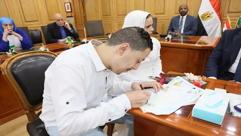 لفتة أبوية.. محافظ المنوفية وكيلًا لعروس يتيمة -صور