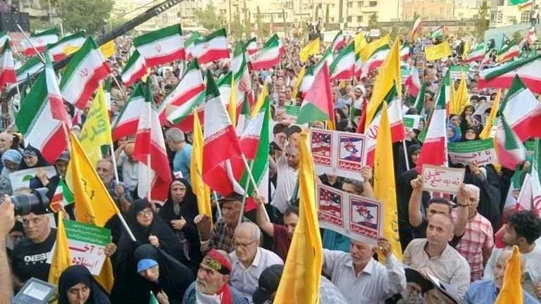 "لبّيك يا خامنئي".. آلاف الإيرانيين يحتفلون بالنصر بعد إعلان وقف النار مع إسرائيل