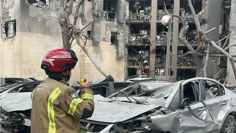 قتلى ودمار واسع في إسرائيل بعد 6 موجات صاروخية إيرانية- صور