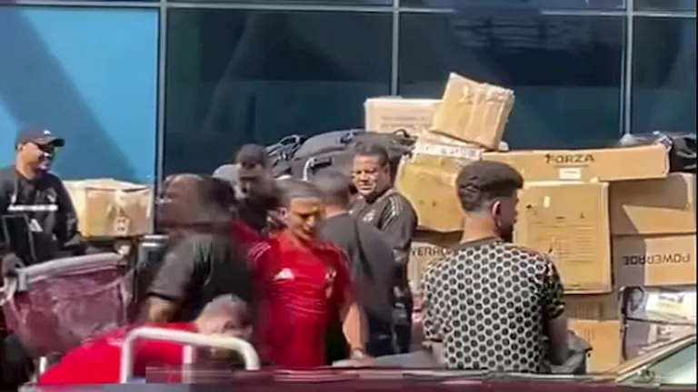 بالصور.. عربية "نقل" للاعبي الأهلي في مطار القاهرة.. ما القصة؟