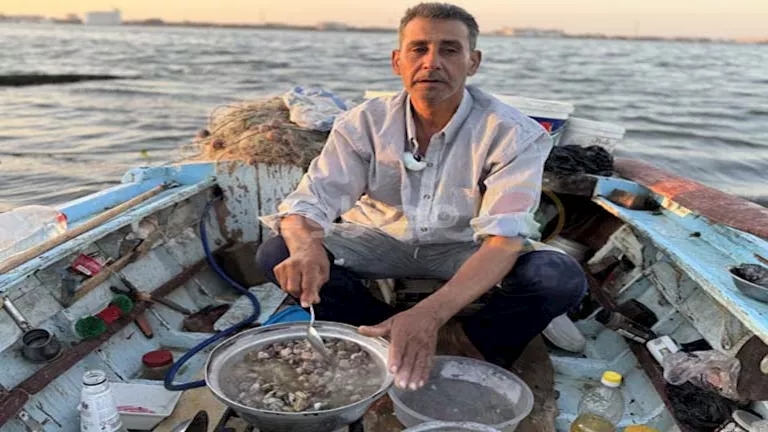 "عم عرفة".. صائد الخلول وحكايات 40 عامًا على ضفاف بحيرة التمساح
