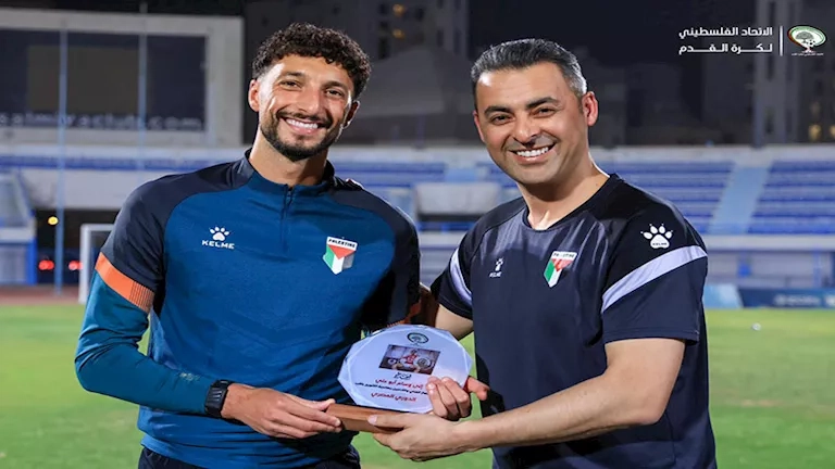 منتخب فلسطين يكرم وسام أبو على بعد التتويج بالدوري المصري مع الأهلي