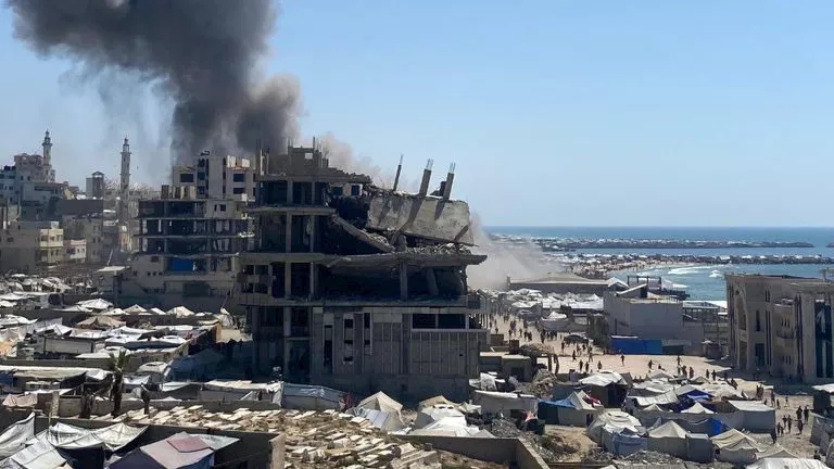 خلفت 39 شهيدًا.. مشاهد من مجزرة الاحتلال على استراحة بشاطئ غزة (فيديو-صور)