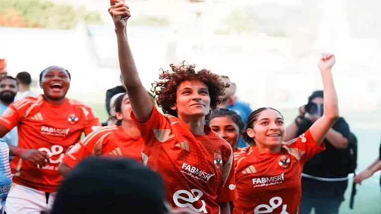 فلسطينية ومشجعة حمراء.. من هن اللاعبات اللواتي ظهرن في إعلان الأهلي عن قميصه الجديد؟