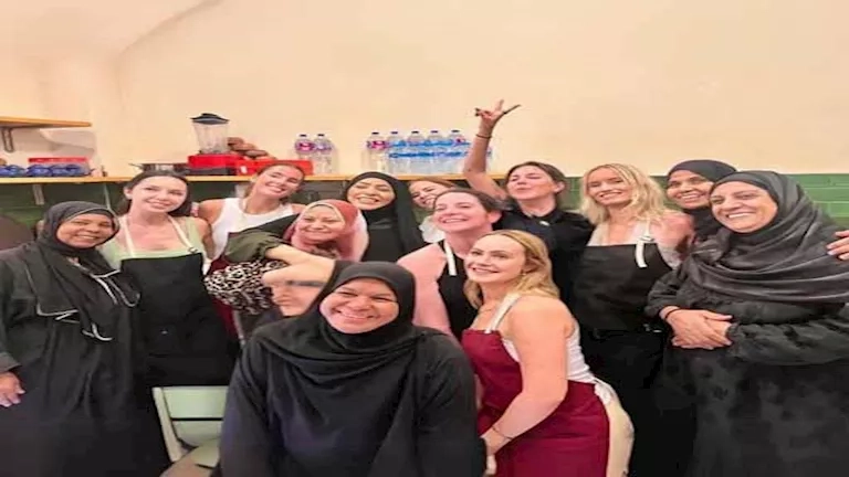 سائحات أجنبيات يتعلمن أسرار الطهي الصعيدي الأصيل فى الأقصر