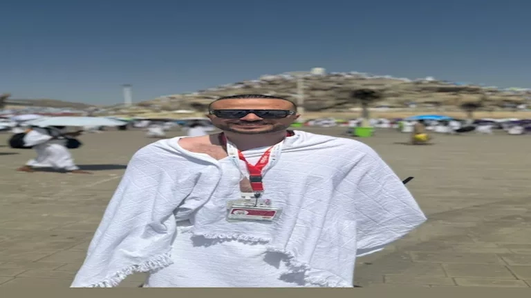 عضو مجلس الأهلي يؤدي مناسك الحج على جبل عرفات