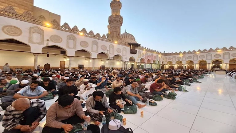 بيت الزكاة يوزع 6 آلاف وجبة إفطار على المصلين بالجامع الأزهر -(صور)