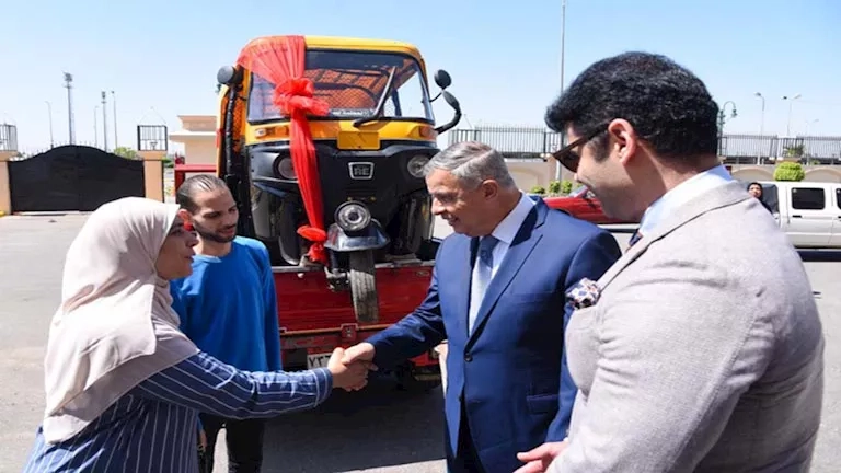 محافظ الإسكندرية يسلّم "توك توك" جديد لسيدة متضررة من العاصفة