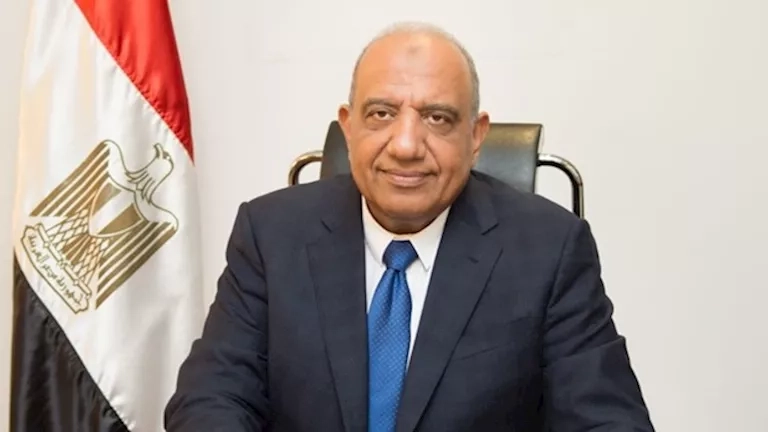 بدء تشغيل أول محول.. وزير الكهرباء يتفقد محطة توليد السد العالي