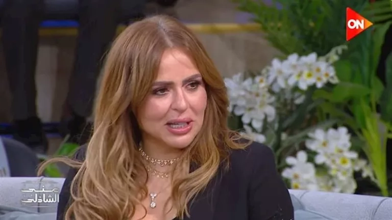 امرأة مُقيدة.. مها الصغير تكشف عن موهبتها بالرسم وتعرض لوحاتها