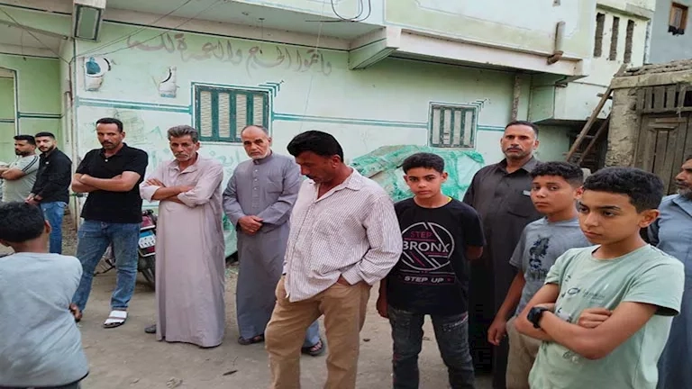 أهالي قرية مبارك ينتظرون جثمان سائق محطة وقود العاشر -صور