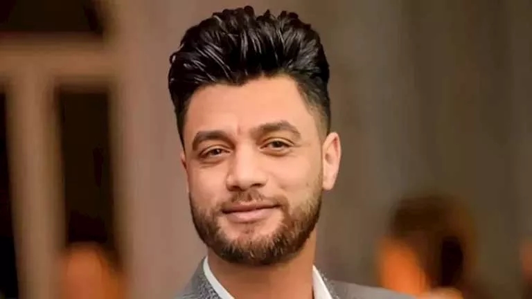 فيفي عبده تنعى المطرب أحمد عامر وتدعو له