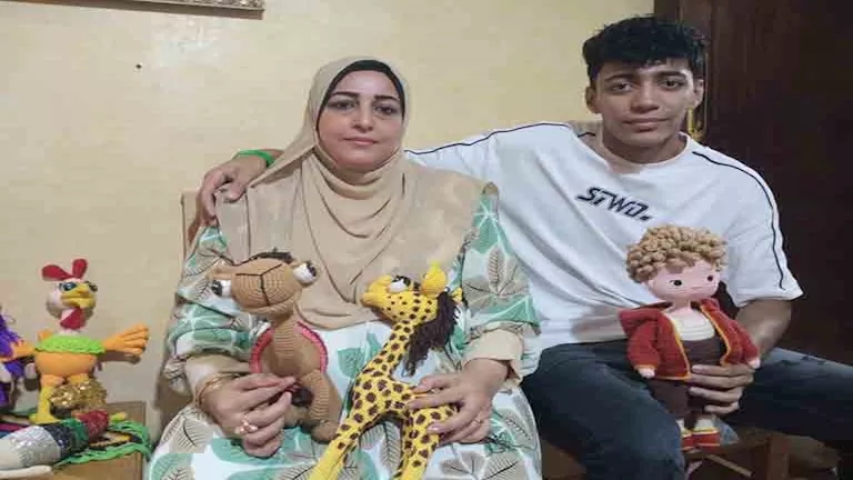 بخيط وإبرة كروشيه.. عرائس "صباح" اليدوية تتحدى البراندات العالمية- فيديو وصور