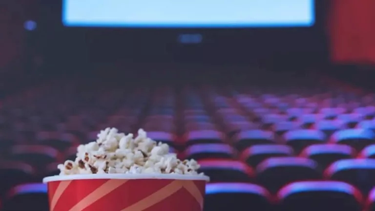 ما سبب إطفاء أضواء قاعات السينما؟.. لن تتوقع السر