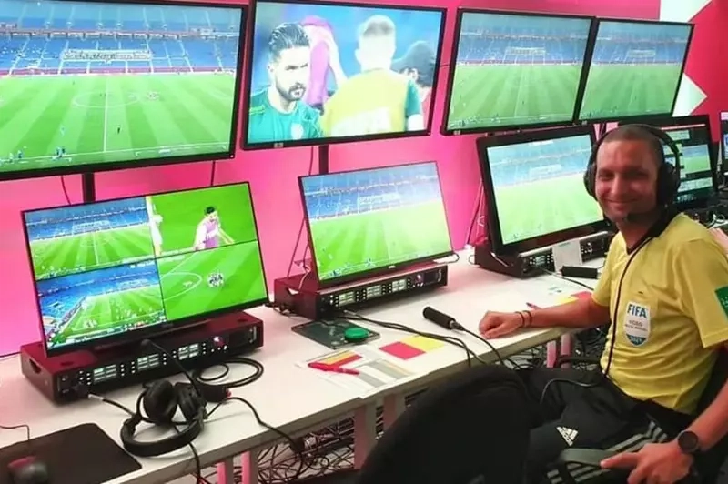 فضيحة في الـVAR.. حكم يتورط في المراهنات أثناء مباراة