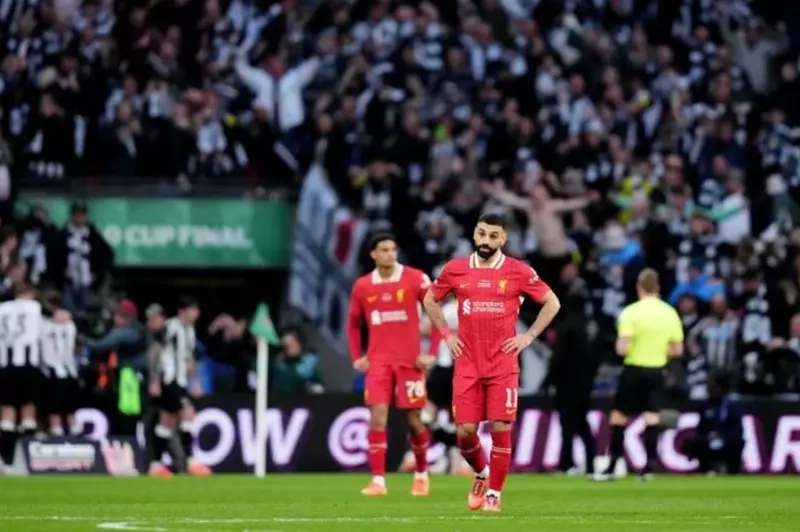 صلاح يخسر كأس كاراباو.. نيوكاسل يتوج باللقب الأول منذ 70 عامًا (فيديو)