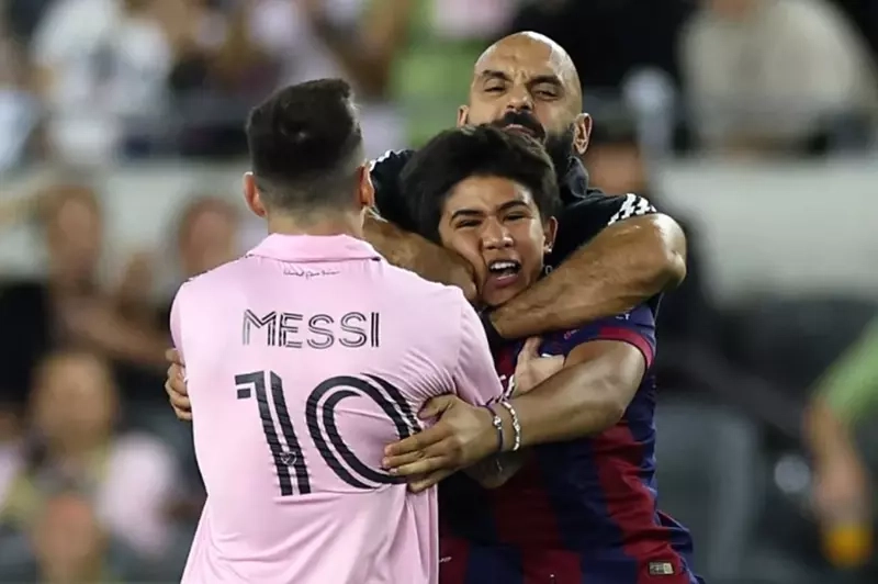 تشيوكو يودع ميسي داخل الملعب.. لماذا أوقفه الدوري الأمريكي؟