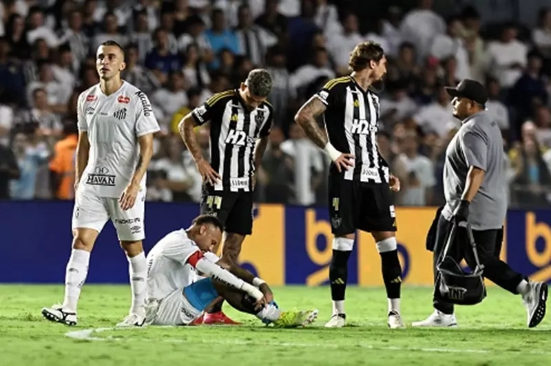 غادر باكيًا.. نيمار يتعرض لإصابة جديدة مع سانتوس في الدوري البرازيلي (فيديو)