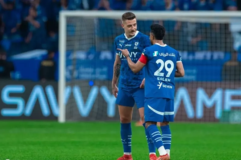 الصدارة تبتعد.. الهلال يسقط في فخ الشباب بالدوري السعودي (فيديو)