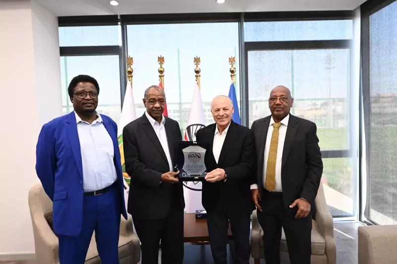 لبحث سبل التعاون ومستقبل الكرة في أفريقيا.. أبو ريدة يلتقي رئيس الاتحاد السوداني