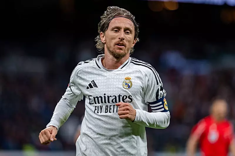 تقارير: مودريتش يرغب في تمديد عقده مع ريال مدريد حتى 2026